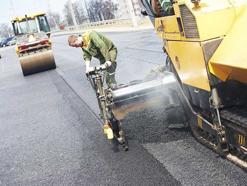 Persona realizando trabajos de asfaltado