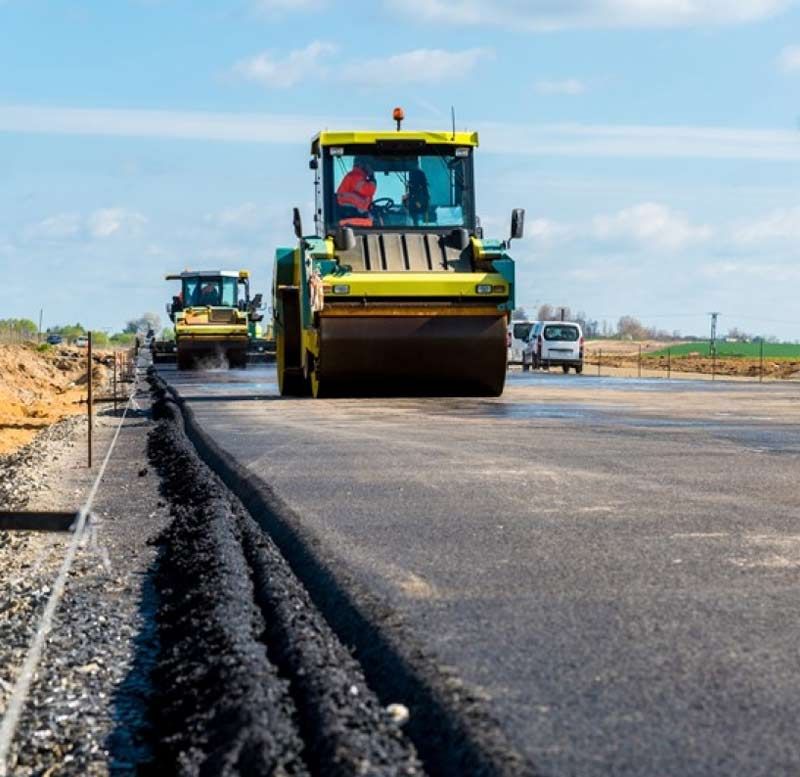 Trabajo de pavimentación en carretera